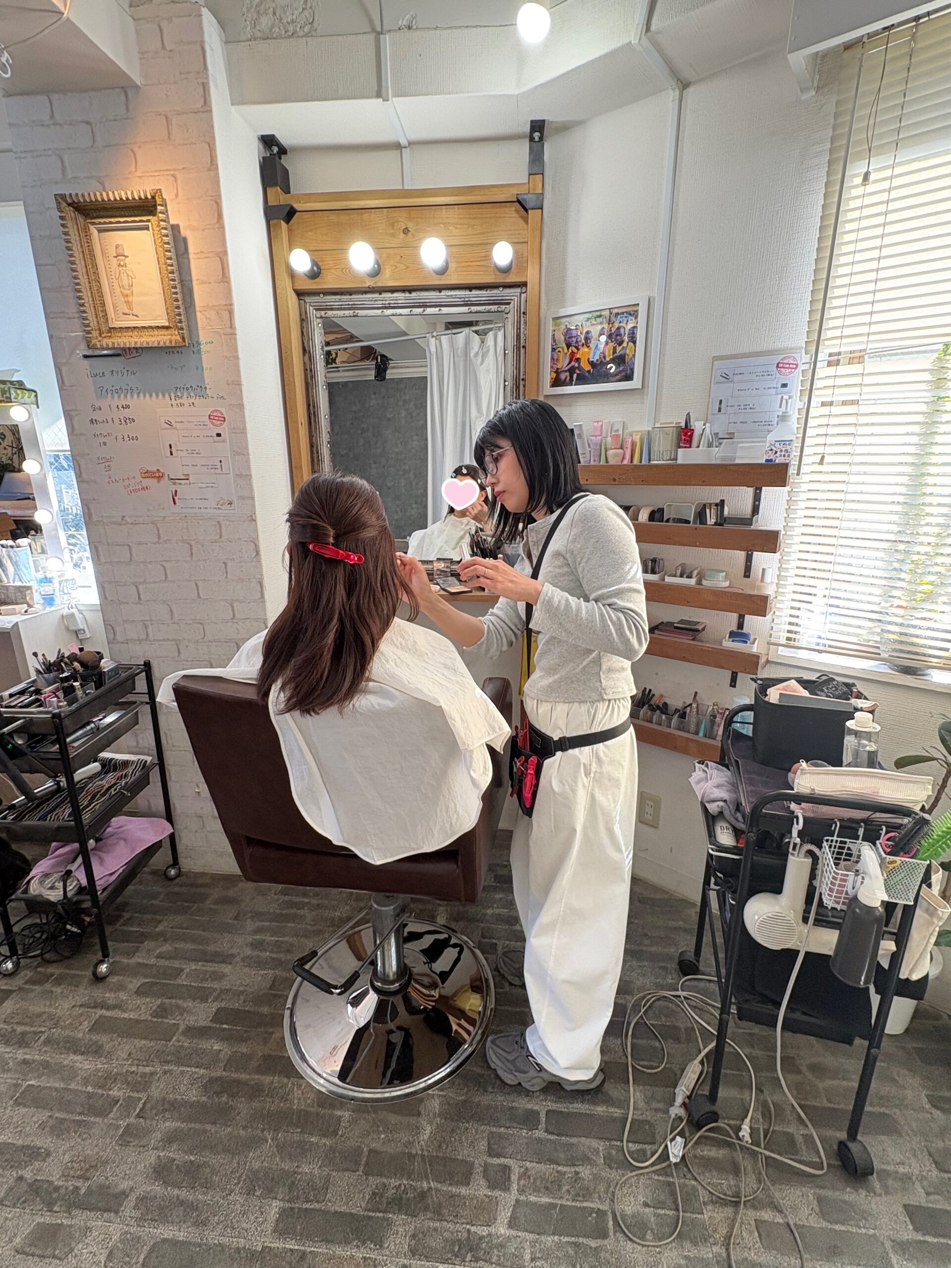 40代女性の写真撮影前のヘアメイクの様子